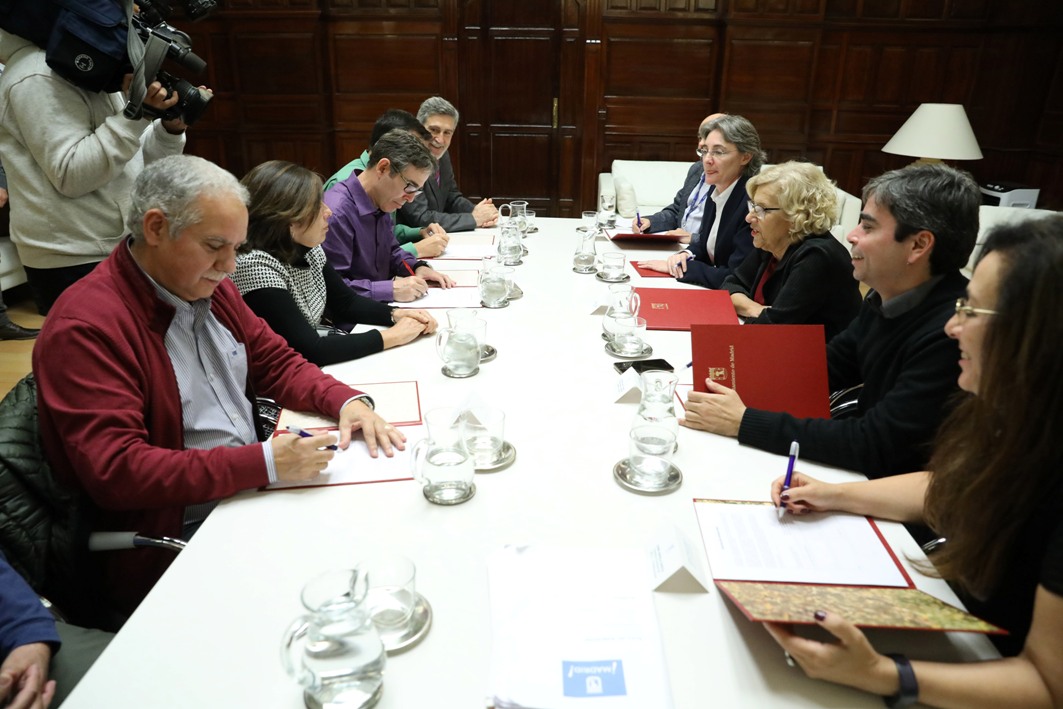 Gal ManuelaCarmenaFirmaSindicatos 3Red